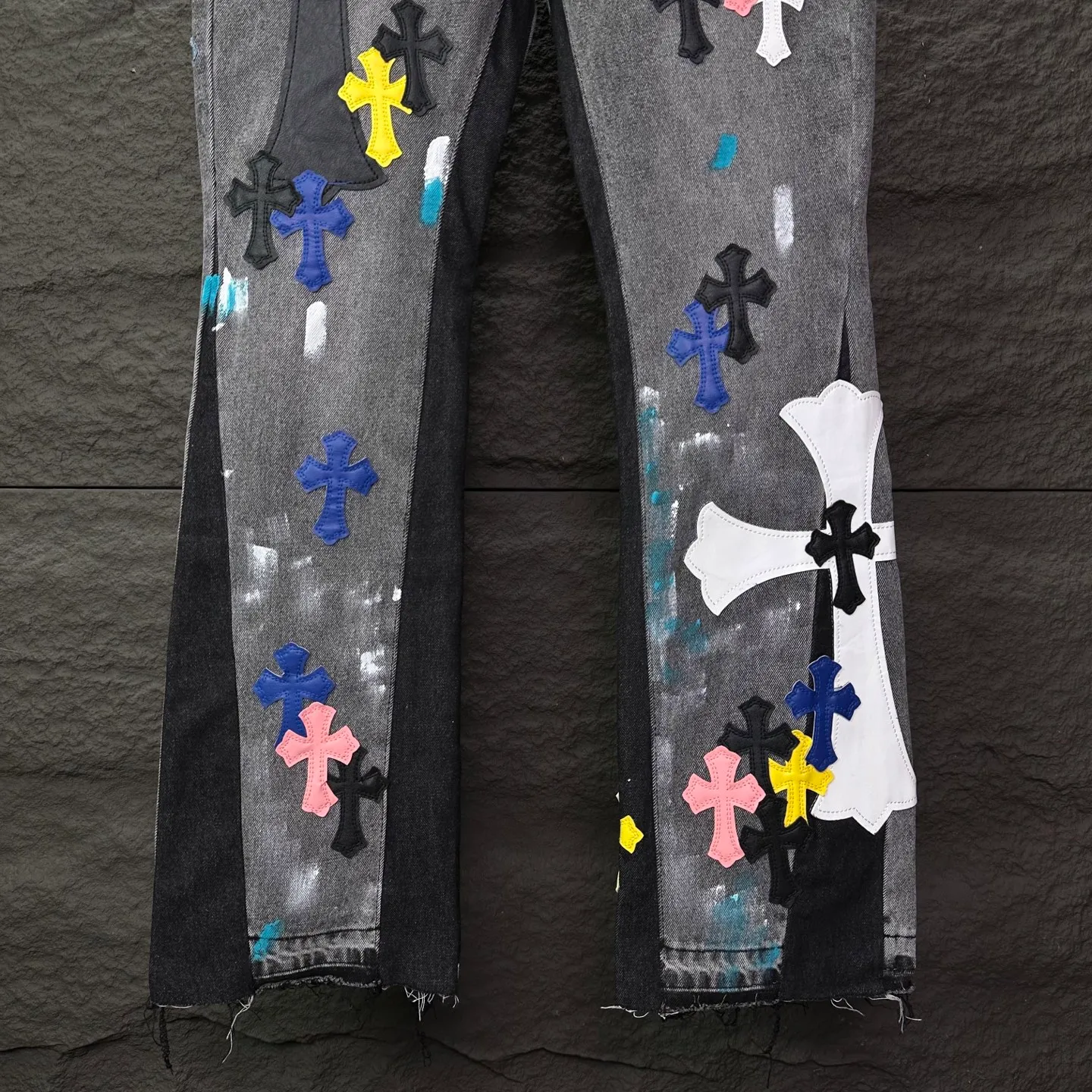 P350 GALLERY DEPT. & Croixin co-branded 2025 new Cow King patchwork hand-painted colorful cross patchwork leather couple style bootcut jeans 🔥High version🔥High version🔥 Top ceiling quality Styles with different washed textures are very friendly to people with thin legs and thick legs. The bootcut version is very flattering. Moderate length that never goes out of style, easy to match with casually, basic styling for various styles, a must-have in the wardrobe! The fabric is stiff but also makes the upper body soft without losing texture. The washing process is even more perfect. It is a must-have item for everyone! ! ! Washed wheat, tag, trouser label, three labels complete Color: washed black Size: 28, 30, 32, 34, 36 (five sizes)